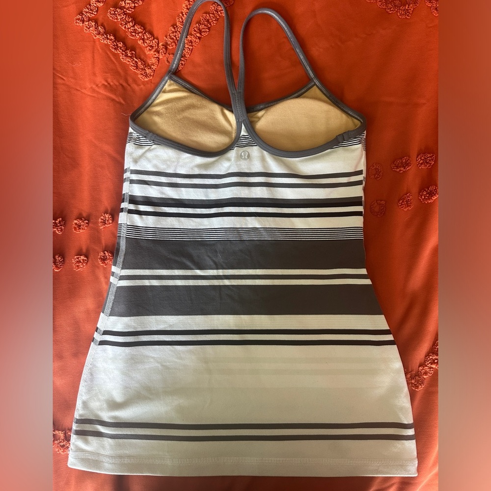 Lululemon Y tank with built in bra size small size 4 - Picture 2 of 6
